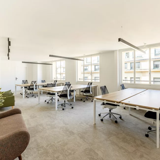 Espace de travail, quartier les Halles, flexible avec des bureaux modulables, des chaises ergonomiques, et des séparateurs amovibles, permettant différentes configurations pour le travail collaboratif ou individuel.