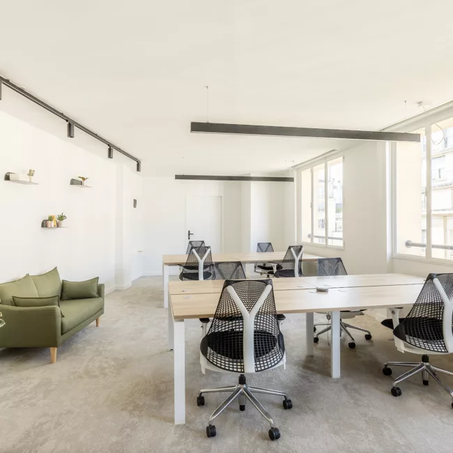 Espace de travail, quartier les Halles, flexible avec des bureaux modulables, des chaises ergonomiques, et des séparateurs amovibles, permettant différentes configurations pour le travail collaboratif ou individuel.