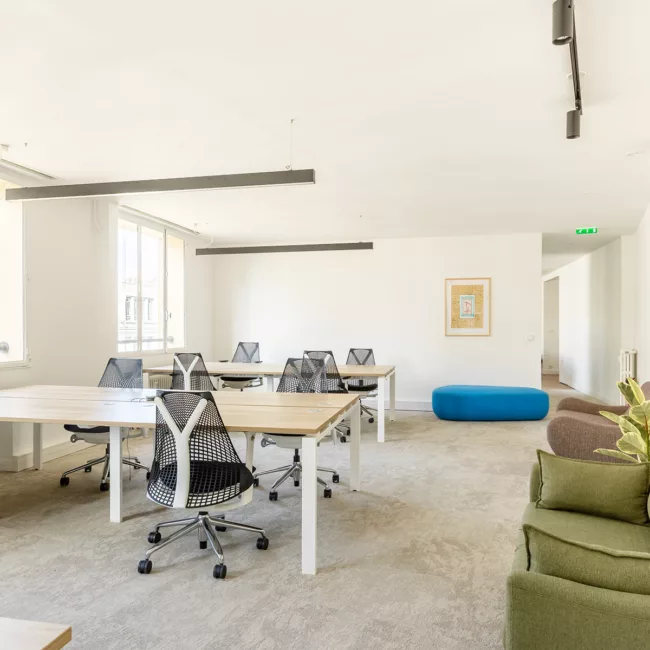 Espace de travail, quartier les Halles, flexible avec des bureaux modulables, des chaises ergonomiques, et des séparateurs amovibles, permettant différentes configurations pour le travail collaboratif ou individuel.