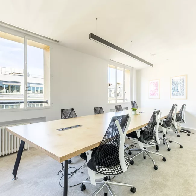 Espace de travail, quartier les Halles, flexible avec des bureaux modulables, des chaises ergonomiques, et des séparateurs amovibles, permettant différentes configurations pour le travail collaboratif ou individuel.