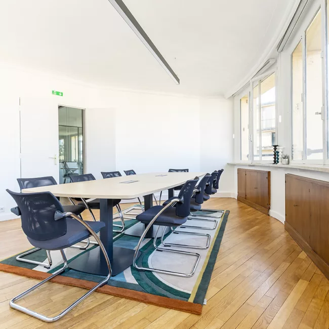 Espace de travail, quartier les Halles, flexible avec des bureaux modulables, des chaises ergonomiques, et des séparateurs amovibles, permettant différentes configurations pour le travail collaboratif ou individuel.