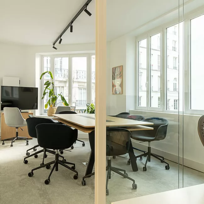 Espace de travail, quartier Sentier, flexible avec des bureaux modulables, des chaises ergonomiques, et des séparateurs amovibles, permettant différentes configurations pour le travail collaboratif ou individuel.