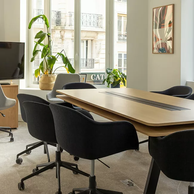 Espace de travail, quartier Sentier, flexible avec des bureaux modulables, des chaises ergonomiques, et des séparateurs amovibles, permettant différentes configurations pour le travail collaboratif ou individuel.