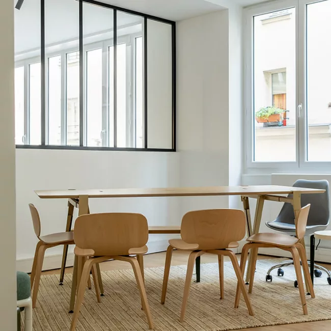 Espace de travail, quartier Sentier, flexible avec des bureaux modulables, des chaises ergonomiques, et des séparateurs amovibles, permettant différentes configurations pour le travail collaboratif ou individuel.