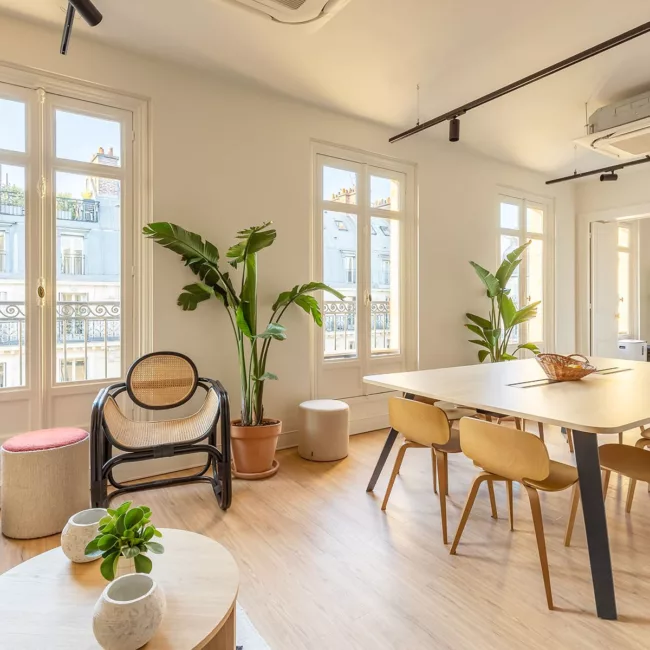 Espace de travail, quartier de l'Opéra, flexible avec des bureaux modulables, des chaises ergonomiques, et des séparateurs amovibles, permettant différentes configurations pour le travail collaboratif ou individuel.