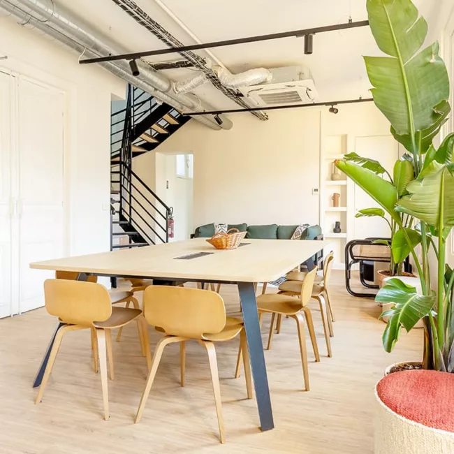 Espace de travail, quartier de l'Opéra, flexible avec des bureaux modulables, des chaises ergonomiques, et des séparateurs amovibles, permettant différentes configurations pour le travail collaboratif ou individuel.