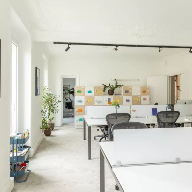 Espace de travail, quartier Arts et Métiers, flexible avec des bureaux modulables, des chaises ergonomiques, et des séparateurs amovibles, permettant différentes configurations pour le travail collaboratif ou individuel.