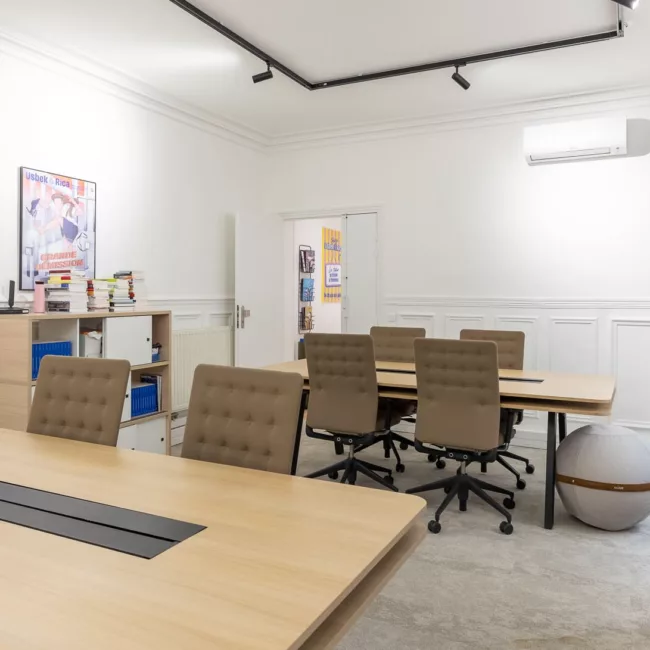 Espace de travail, quartier Arts et Métiers, flexible avec des bureaux modulables, des chaises ergonomiques, et des séparateurs amovibles, permettant différentes configurations pour le travail collaboratif ou individuel.